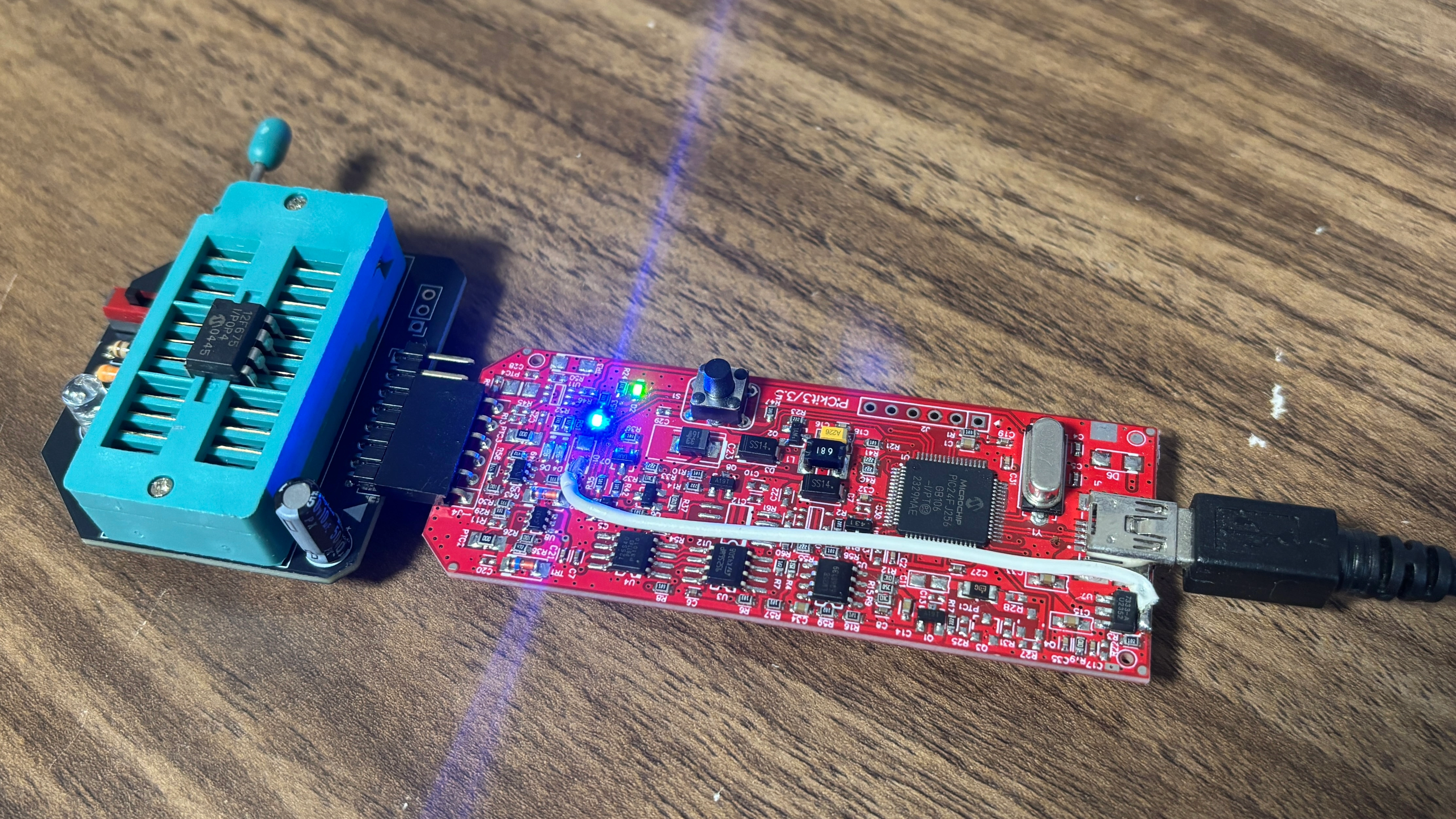筆者は剥き身で使っています。アダプターを自作してかなり便利になりました。